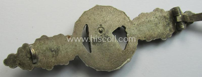 Stunning - and truly detailed! - 'Buntmetall'-based- (albeit non-maker-marked) specimen of a WH (Luftwaffe) 'Frontflugspange für Aufklärer in Silber' that comes stored in its early-war-pattern etui as issued and/or stored for decades