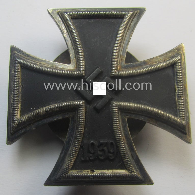Hardly used, 'Eisernes Kreuz 1. Klasse' (or: Iron Cross 1st class), as executed in the scarcely seen so-called: 'screw-back-version', being an 'L/50'- (= 'Gebr. Godet'-) marked example