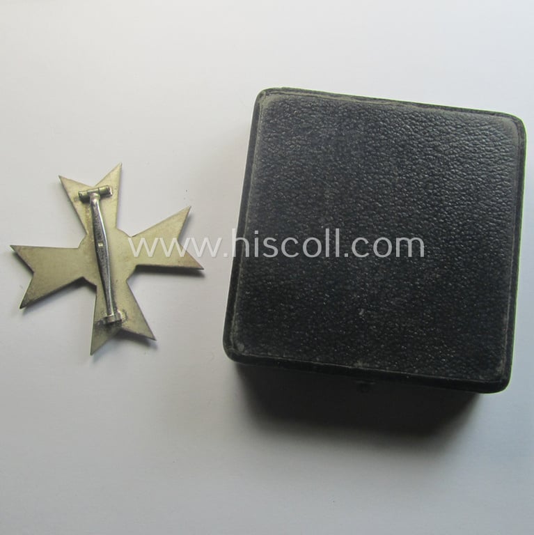 'Kriegsverdienstkreuz 1. Kl. ohne Schwn.' being a clearly maker- (ie. '4'-) marked and/or: 'Buntmetall'-based specimen by: 'Steinhauer & Lück' in its (luxurious) etui as issued