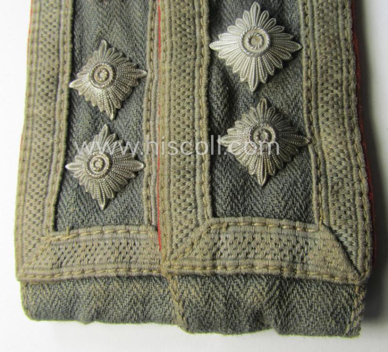 Superb - matching and rarely found! - pair of WH (Luftwaffe) NCO-type shoulderstraps as was executed in typical 'HBT'-type cloth and piped in the bright-red-coloured branchcolour as intended for usage by an: 'Oberwachtmeister der Flak-Artillerie'