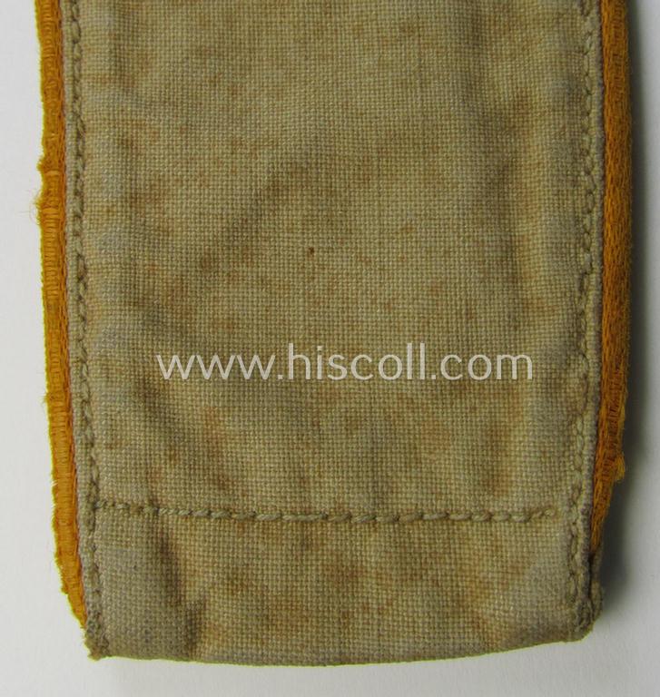Single, WH (Luftwaffe) tropical-issued, EM-type-shoulderstrap as executed in beige-coloured linnen (as was specifically intended for usage on the tropical-shirts ie. tunics) as was intended for a: 'Soldat der Flieger- o. Fallschirmjäger-Truppen'