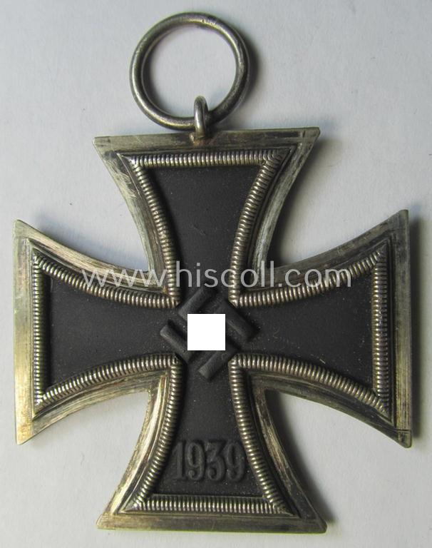 Attractive, 'Eisernes Kreuz II. Klasse' being a non-maker-marked example that comes together with its original- and never-mounted ribbon (ie. 'Bandabschnitt') as was (I deem) produced by the maker (ie. 'Hersteller'): 'Walter & Henlein'
