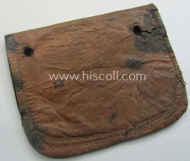 Natural-coloured- and/or genuine leather-based etui (ie. 'Tragetasche') as was intended to store an ID-disc (ie. 'Tragetasche für Erkennungsmarke') and that comes in a clearly used- ie. worn, condition