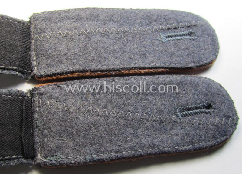 Attractive - and fully matching! - pair of WH (Luftwaffe) EM-type shoulderstraps as piped in the light- ie. rust-brown- (ie. 'hell- o. kupferbrauner'-) coloured branchcolour as was intended for a: 'Soldat der LW-Nachrichten-Truppen'