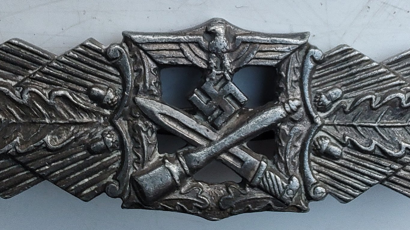 CLOSE COMBAT CLASP IN SILVER, BY W.E. PEEKHAUS