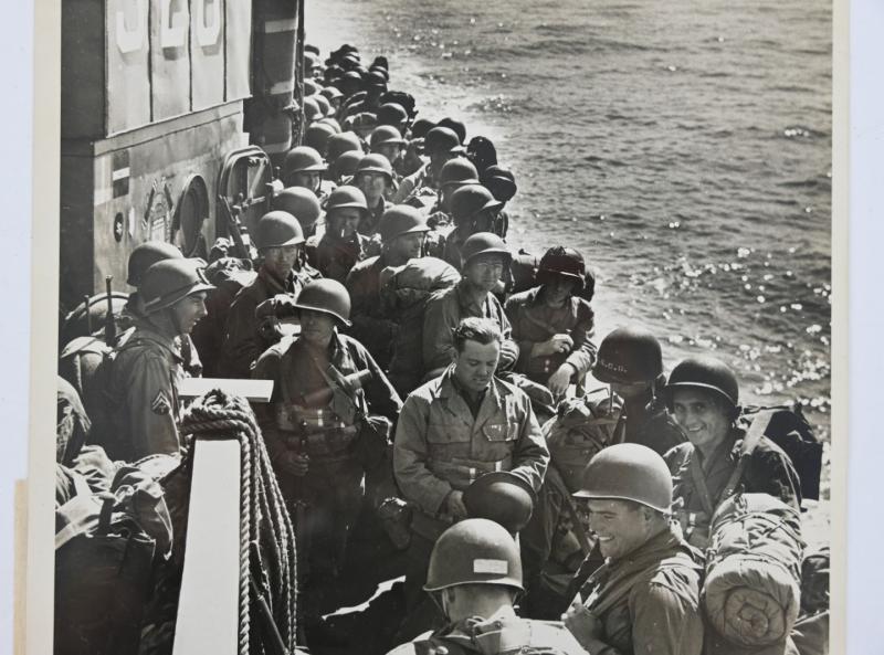 US WW2 Press Photo of American Troops at D-Day