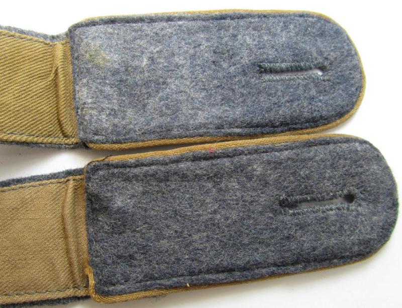 Neat - and fully matching! - pair of WH (Luftwaffe) EM-type shoulderstraps as piped in the light- ie. rust-brown- (ie. 'hell- o. kupferbrauner'-) coloured branchcolour as was intended for a: 'Soldat der LW-Nachrichten-Truppen'