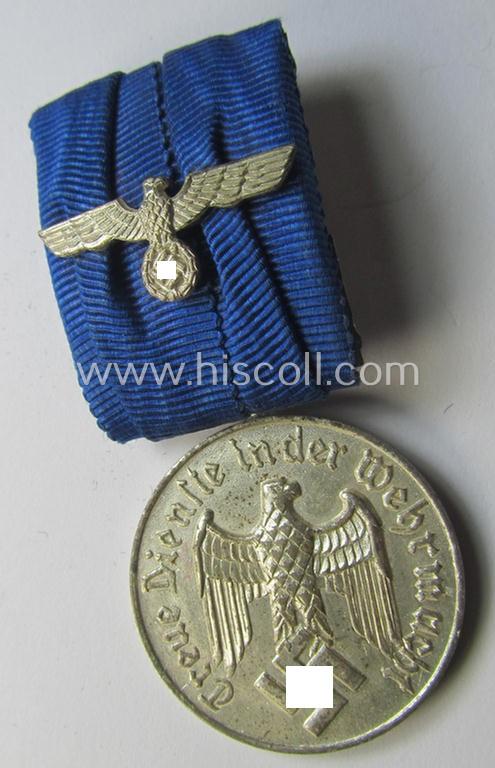 Attractive, silver-toned & detachable WH (Heeres o. KM) so-called: 'Einzelspange' showing a: 'WH-Dienstauszeichnung 4. Stufe' (as was intended for 4 years of loyal-service) and that shows a detailed, Heeres o. KM-type-eagle-device, period-attache...