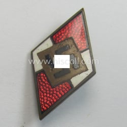HJ (ie. 'Hitlerjugend') enamelled 'Fahrtenmesser'- (o. 'Schiffchen-Mütze') pin...