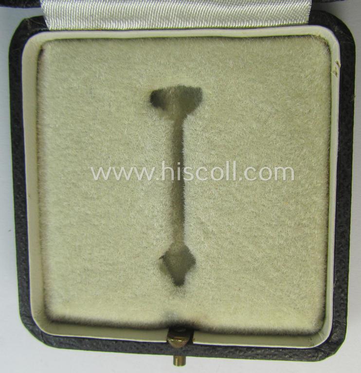 Superb - albeit regrettably empty but nevertheless very desirable! - etui for an: 'Eisernes Kreuz 1. Kl.' (or: Iron Cross 1st class) being a clearly 'LDO'-marked example that comes in an overall very nicely preserved condition