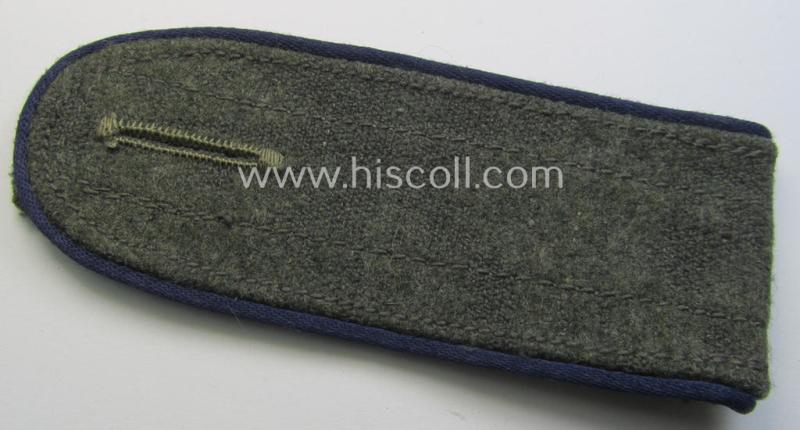 Single, later-war-period, so-called: 'M44'-pattern, simplified WH (Heeres) enlisted-mens'-type shoulderstrap as piped in the darker-blue-coloured branchcolour as was intended for usage by a: 'Soldat der Sanitäts-Truppen'