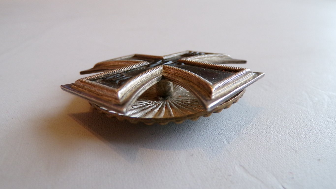 Imperial WWI Iron Cross Curved Clamshell