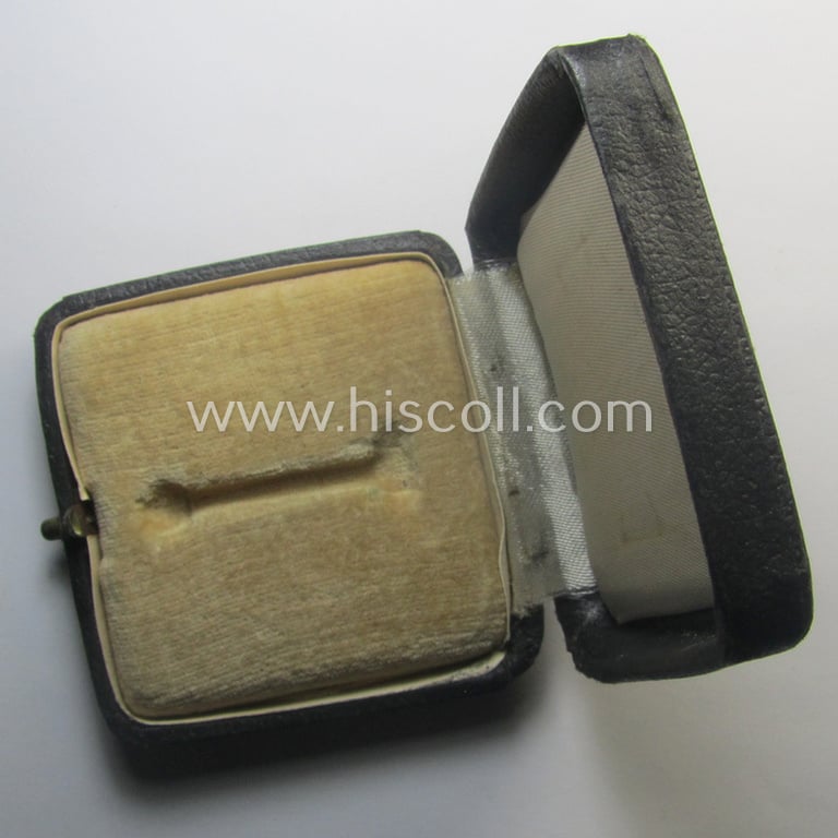 Attractive - albeit empty! - luxuriously-styled etui as was specifically intended to store an: 'Eisernes Kreuz 1. Klasse' (or: Iron Cross 1st class) that comes in an overall nicely preserved condition