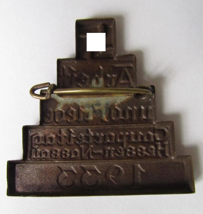 Neat, commemorative - tin-based- and/or golden-bronze-coloured - N.S.D.A.P.-related 'tinnie', being a non-maker-marked example, depicting a swastika with below the text: 'Arbeit und Friede - Gauparteitag Hessen-Nassau - 1933'