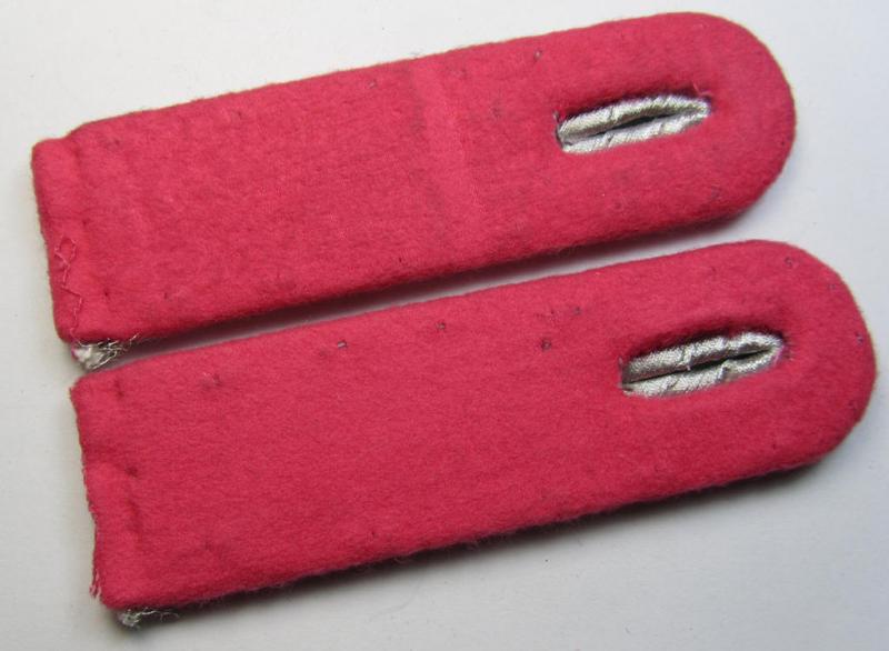 Fully matching - and scarcely encountered! - pair of WH (Luftwaffe) officers'-type shoulderboards (ie. 'Schulterstücke für Offiz. des Ingenieurskorps der LW') as intended for usage by a: 'Flieger-Ingenieur' (being a rank similar to: 'Leutnant'...