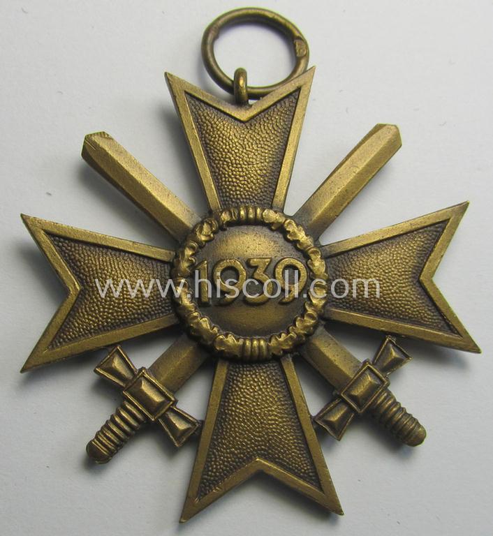 Superb medal-set: 'KvK 2. Klasse mit Schwertern' being a maker- (ie. '67'-) marked specimen by the maker- (ie. 'Hersteller') named: 'R. Kreisel' and that comes packed in its original, 'Zellstoff'-based pouch of issue as found