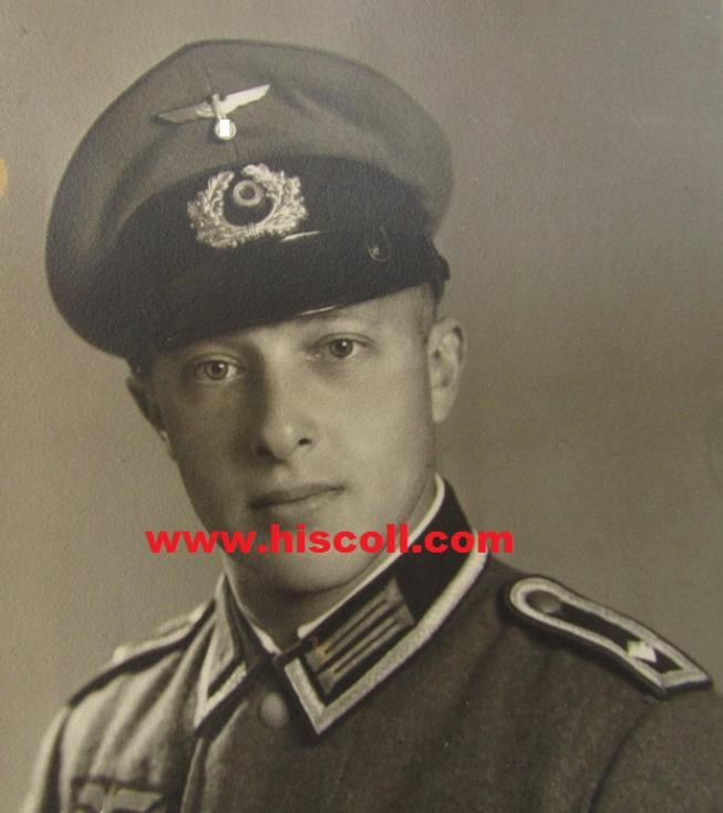 Attractive - and with certainty rarely found! - period portrait picture-postcard depicting a WH (Heeres) 'Feldwebel des Artillerie-Regiments 122 "Greif" (proudly wearing this tunic with (rarely seen!) "Greif"-'Traditions-Abzeichen'