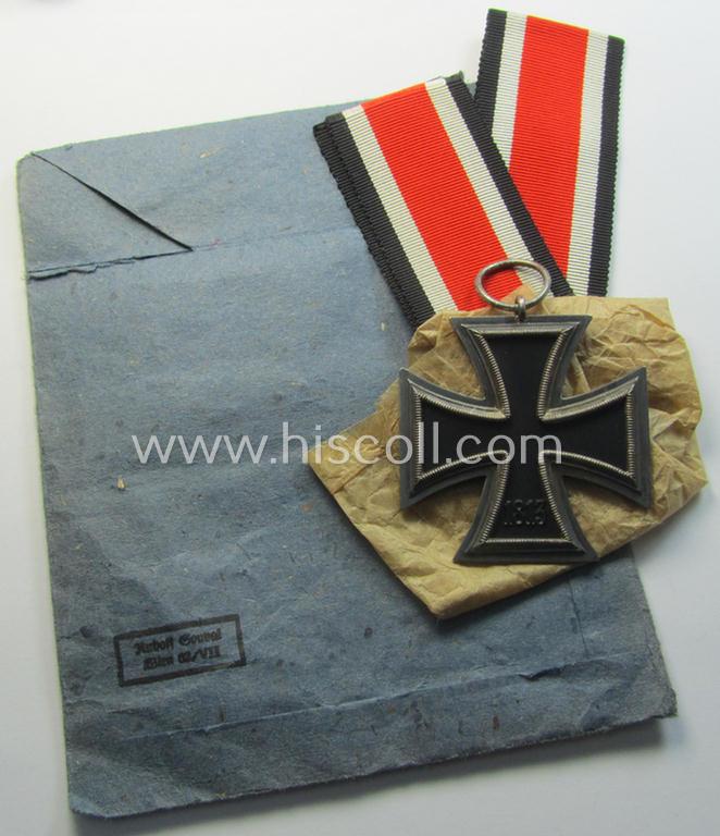 Superb - and 'virtually mint'! - 'Eisernes Kreuz 2. Kl.' (ie. Iron Cross 2nd Class) being a non-maker-marked example that comes stored in its period 'Zellstoff'-based pouch as was produced by the: 'Rudolf Souval'-company