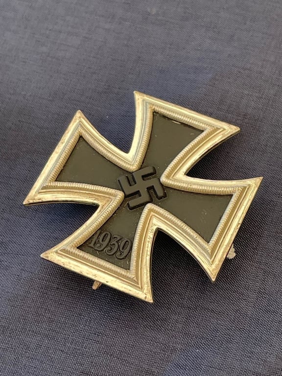WW2 GERMAN CASED IRON CROSS 1st CLASS WITH MAKER STAMP AND MATCHING NAMED MAKER BOX OF ISSUE.
