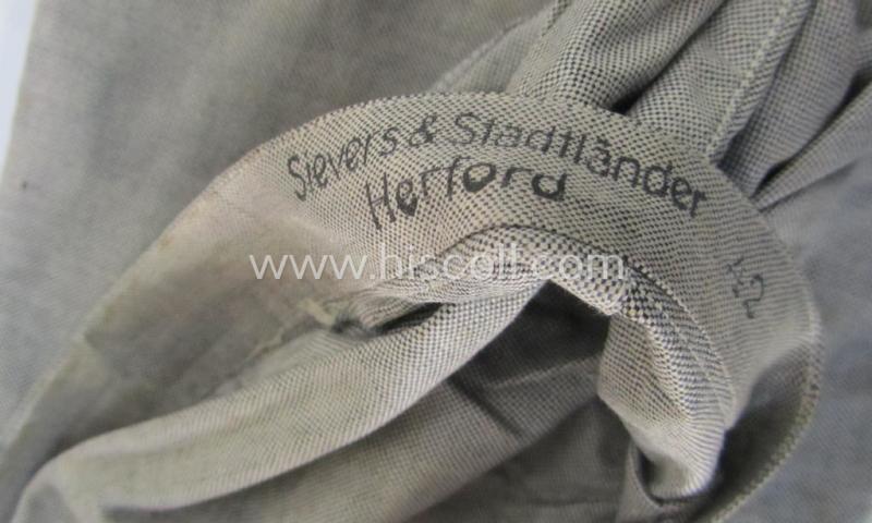 Stunning, WH (LW) 'standard-issue'-pattern, bluish-coloured- (ie. 'blaumelliertes'): 'under-the-tunic'-shirt (ie. 'Diensthemd') being a 'virtually mint- ie. unissued' example that bears a: 'Sievers & Stadtländer-Herford - 42'-marked examp...