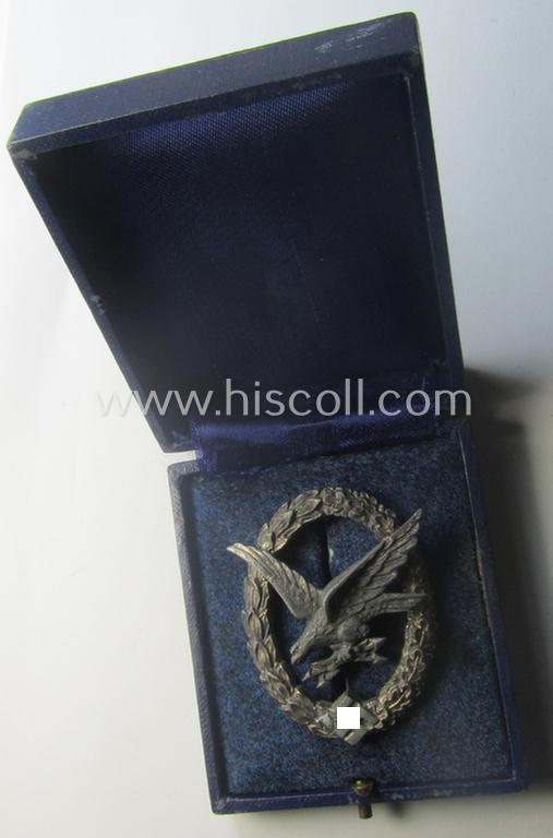 WH (LW) 'Fliegerschützen-Abzeichen mit Blitzbündel' being a maker- (ie. 'Wilh. Deumer'-) marked- and/or: typical zinc- (ie. 'Feinzink'-) based example as was produced by the: 'Wilh. Deumer'-company that comes stored in its period etui