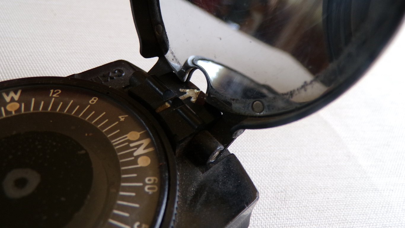 WH Bakelite Marching Compass - cxn
