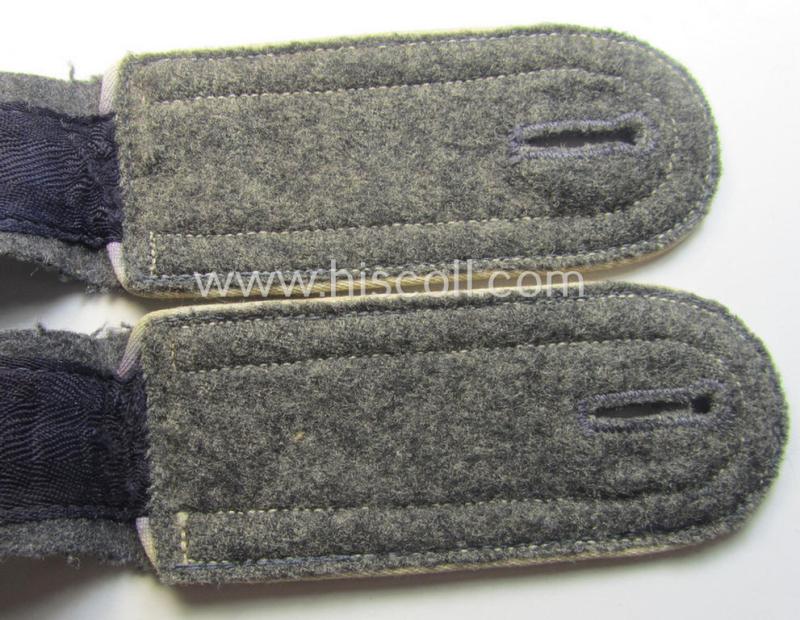 Pair of WH (Luftwaffe) white-piped, so-called: 'Hermann Göring'-division, NCO-type shoulderstraps: 'Unteroffizier u. Mitglied der Hermann Göring Division'