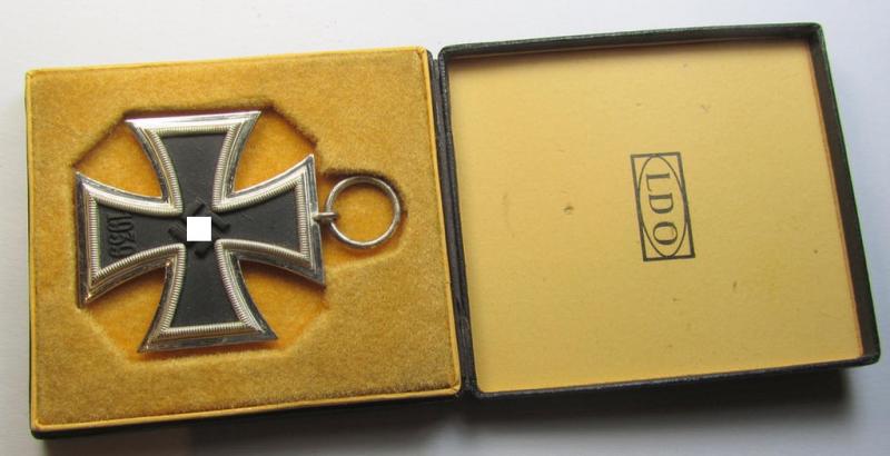 Superb, 'Eisernes Kreuz II. Klasse' (or: Iron Cross 2nd class) being a neatly maker- (ie. 'L/11'-) marked example as was produced by the maker: 'Wilh. Deumer' and that comes in its original (non-maker-marked) 'LDO'-type etui as issued