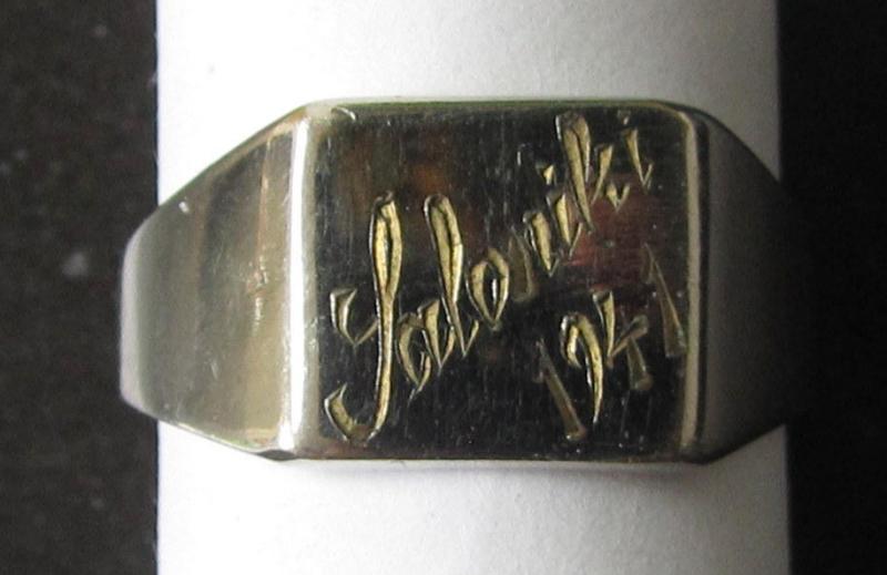 Attractive, WH (LW-, Heeres- etc.) related, metal-based (ie. shiny silver-coloured- and I deem chromed-steel-based) so-called: 'souvenir'-ring from the Greek campaing depicting the engraved text that reads: 'Saloniki 1941'