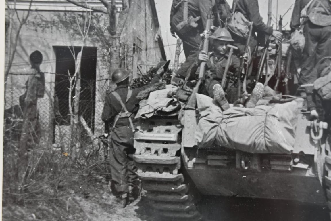 US WW2 Press Photo 'British Troops on the Front'