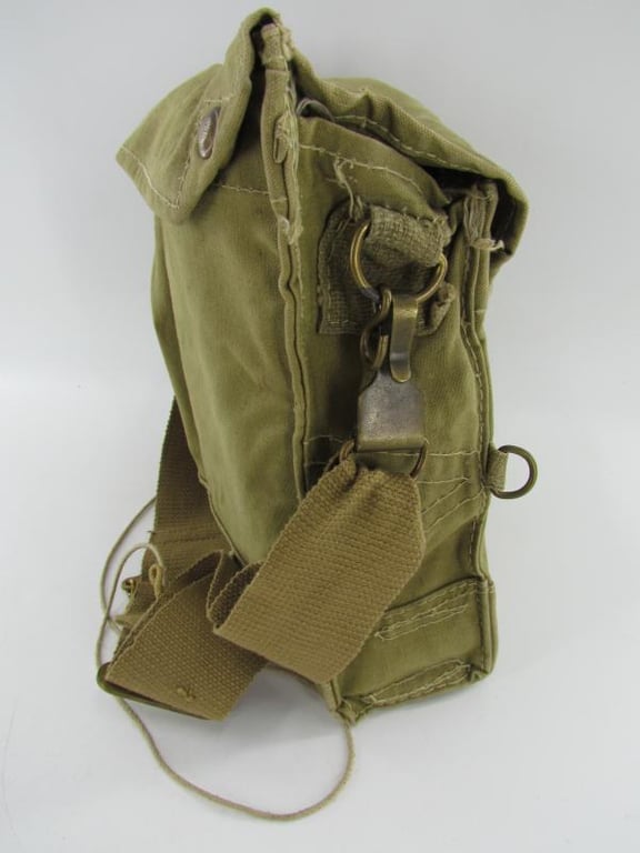 British WWII early type Gasmask in Pouch