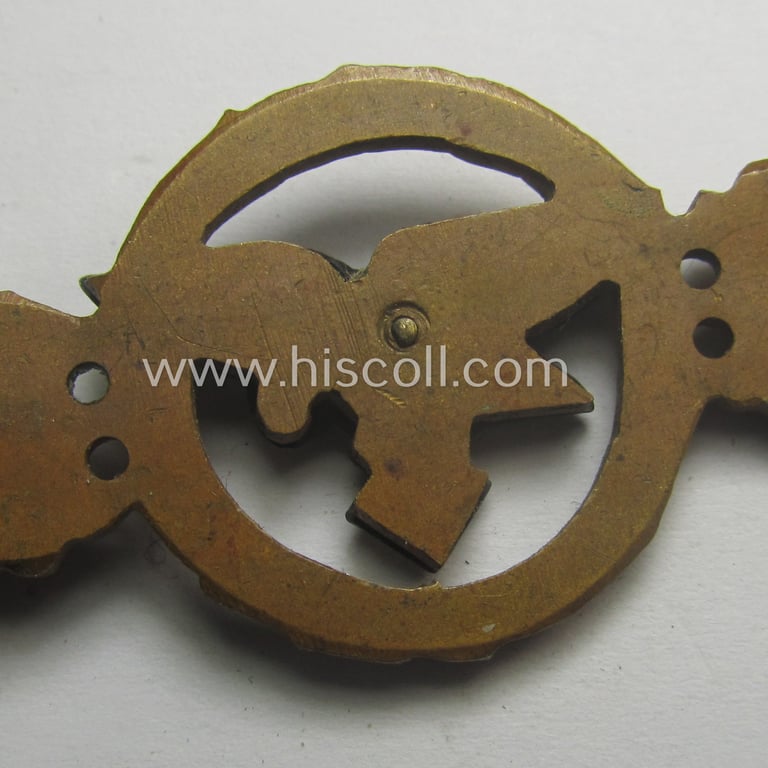 Tombak- (ie. 'Buntmetall'-) based- and/or (typical) non-maker-marked example of a WH (Luftwaffe) 'Frontflugspange für Transport- u. Luftlandeflieger in Bronze' as presumably produced by the: 'C.E. Juncker'-company