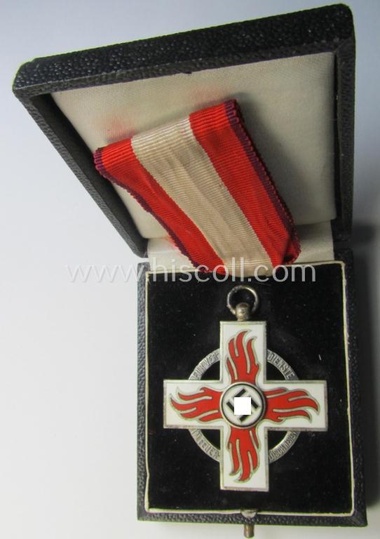 Superb - and actually rarely encountered! - so-called: 'Feuerwehr-Ehrenzeichen der II. Stufe' that comes together with its minimally shortened piece of ribbon (ie. 'Bandabschnitt') and (rarely seen!) period etui as issued and/or recently found