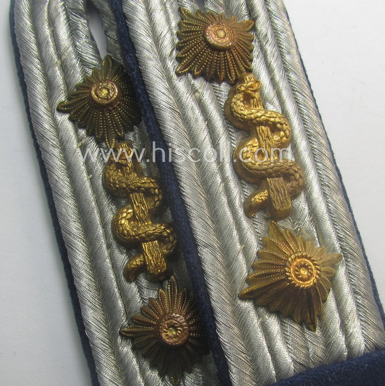 WH (Heeres), 'cyphered' officers'-type shoulderboard-pair (that comes mounted on its unsually seen: 'Auf der Steg'-mounting!) as was intended for a: 'Hauptmann u. Arzt der Sanitäts-Trpn.'