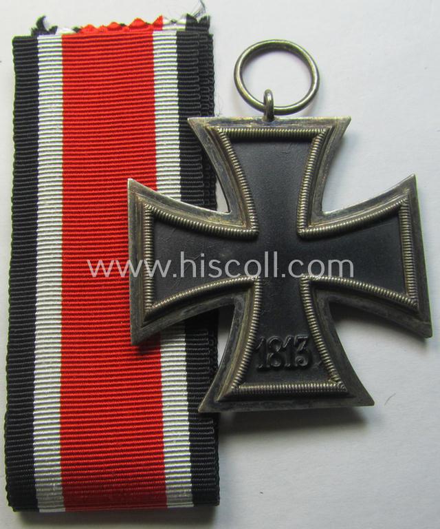 Attractive, 'Eisernes Kreuz II. Klasse' being a non-maker-marked example that comes together with its original- and never-mounted ribbon (ie. 'Bandabschnitt') as was (I deem) produced by the maker (ie. 'Hersteller'): 'AG für Heeresbedarf...'