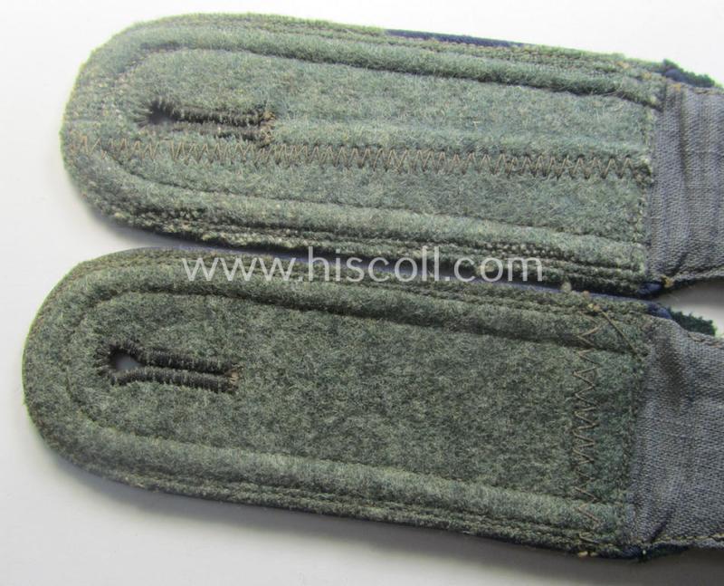 Pair of WH (Heeres) so-called: 'M40 o. M41'-pattern, NCO-type shoulderstraps: 'Unteroffizier einer Sanitäts-Abtlgs.'