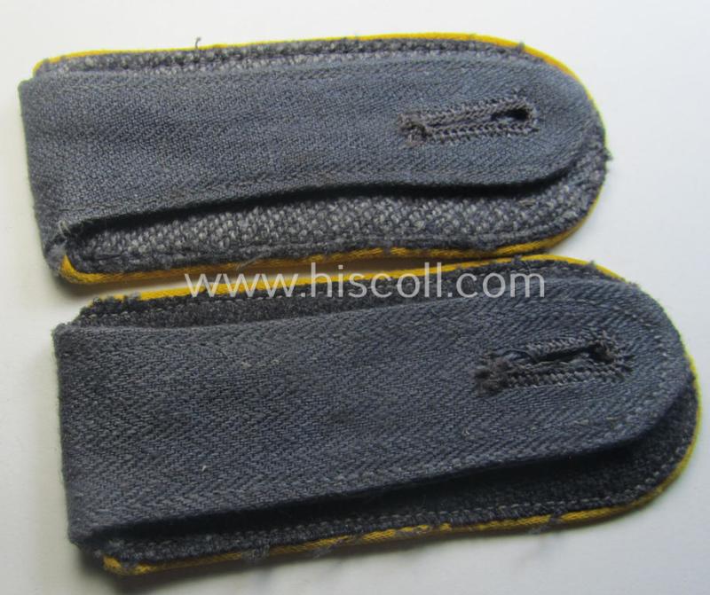 Pair of WH (Luftwaffe) shoulderstraps as was executed in typical 'HBT'-type cloth and piped in the bright-yellow-coloured branchcolour as was intended for a: 'Soldat der Flieger- o. Fallschirmjäger-Trpn.'