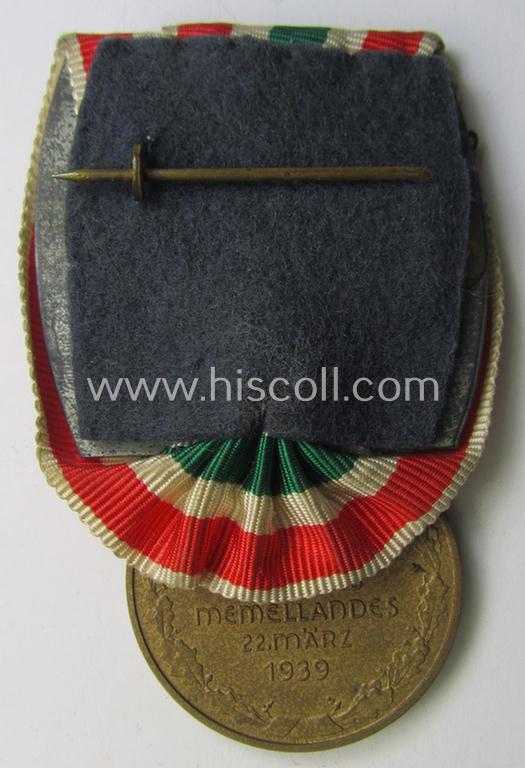 Stunning - and truly rarely found! - golden-toned WH (Heeres o. KM etc.) so-called: 'Einzelspange' (being of the 'non-detachable'-pattern) showing a: Memel- (ie. 'Memelland'-) 'Anschluss'- (ie. occupation-) medal: '22 März 1939'