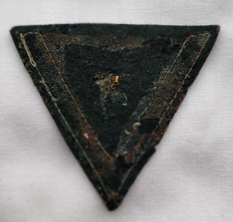 WH (Heeres) 'Armwinkel' (arm chevron) as executed on typical  green badge cloth
