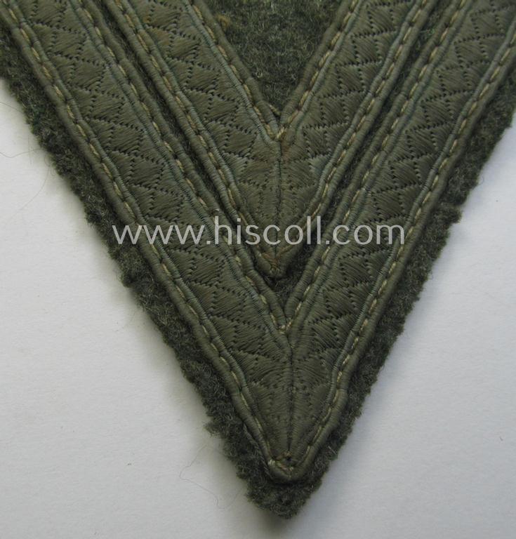 WH (Heeres) 'Armwinkel' (or: arm-chevron) as executed on typical field-grey-coloured wool as was specifically intended for usage by a soldier with the rank of: 'Obergefreiter'