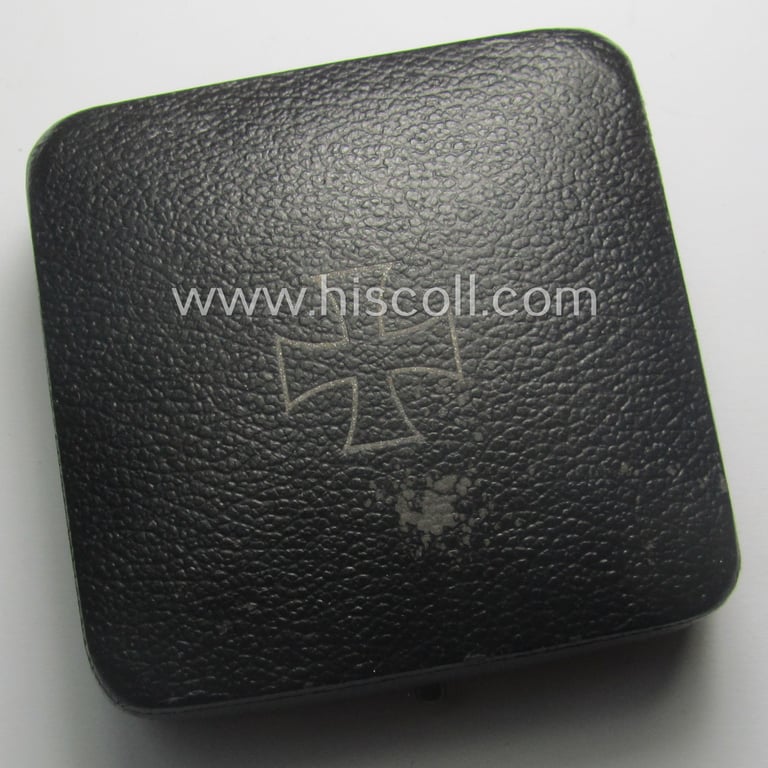 'Eisernes Kreuz 1. Kl.' (or: Iron Cross 1st class) being a (typical) maker- (ie. '7'-) marked example as was produced by the maker (ie. 'Hersteller'): 'Paul Meybauer' and that comes in its original etui as issued