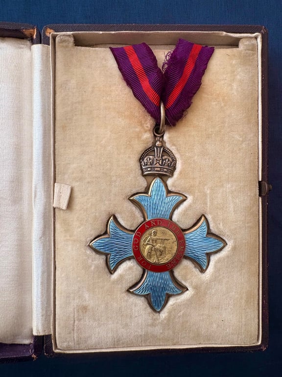 HARD TO FIND WW1 1917 BRITISH CASED 1ST TYPE MILITARY CBE MEDAL.