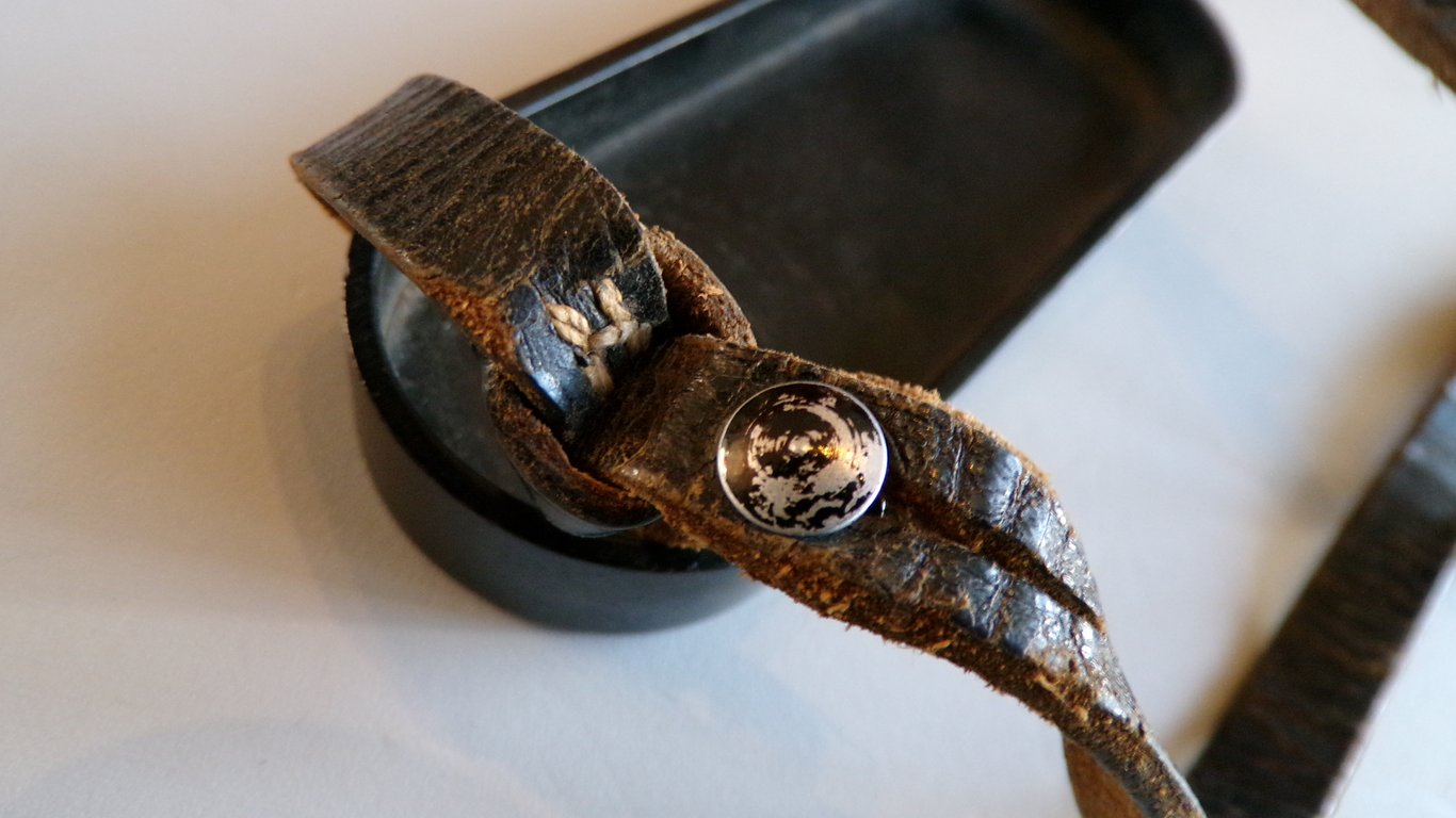 Dienstglas lens cover with sling