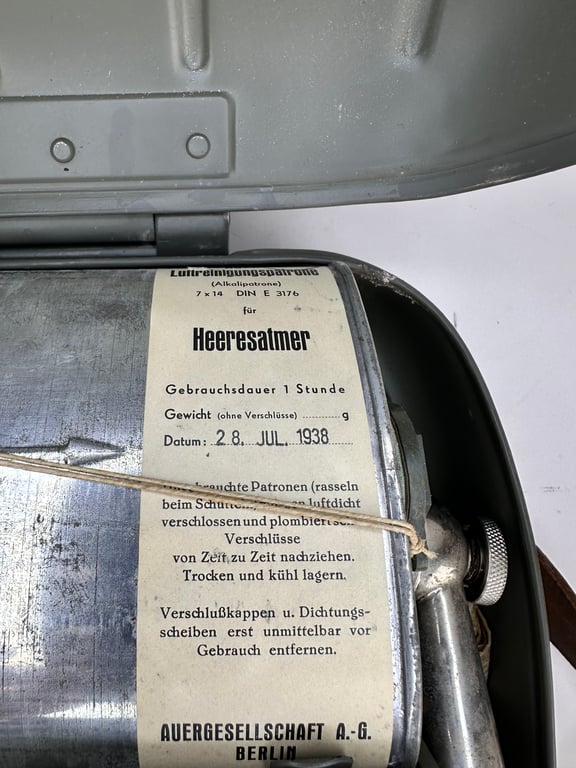 Wehrmacht "Heeres-Atmer " oxygen breathing apparatus in case