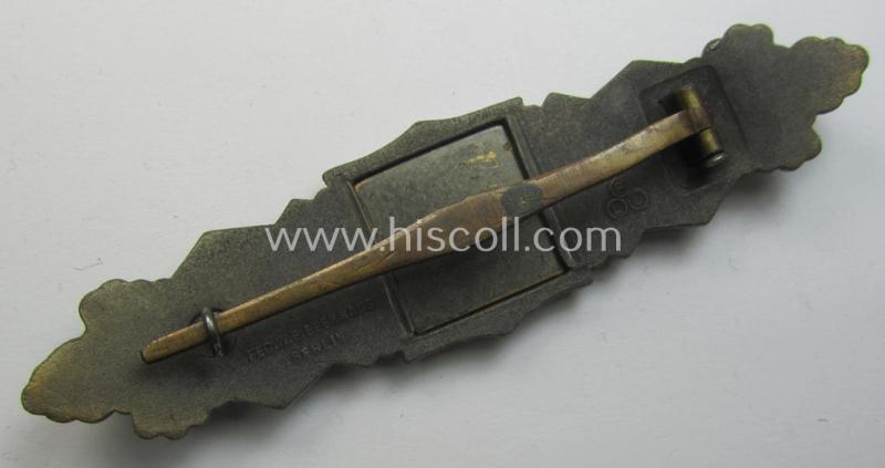 'Nahkampfspange in Bronze' (or: bronze-class close-combat clasp ie. CCC) being a maker- (ie. 'FLL'-) marked- and truly converse-shaped so-called: '3rd pattern'-specimen as was produced by the maker- (ie. 'Hersteller') 'Friedrich Linden'