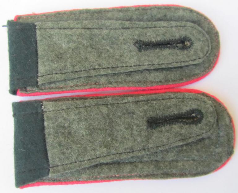 Superb - and fully matching! - pair of WH (Heeres), early-war period-, ie. 'M36'-pattern-, 'cyphered'-, NCO-type shoulderstraps, as was intended for a: 'Feldwebel eines Panzer- o. Panzerjäger-Schützen-Regiments'