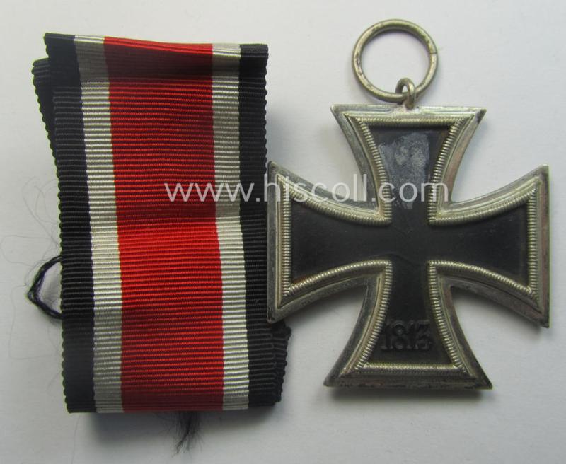 'Eisernes Kreuz II. Klasse' being a maker- (ie. '40'-) marked example that comes together with its non-confectioned ribbon (ie. 'Bandabschnitt') by the maker (ie. 'Hersteller'): 'Berg & Nolte'