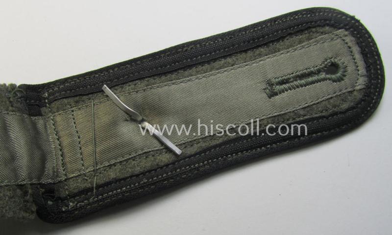 Single, later-war-period so-called: 'M44'-pattern, simplified WH (Heeres) NCO-type shoulderstrap as piped in the black-coloured branchcolour as was intended for usage by a: 'Feldwebel eines Pionier-Abteilungs'