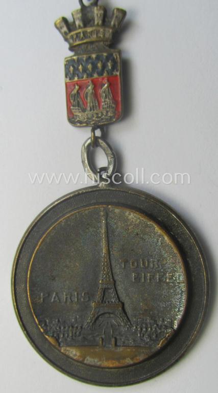 Commemorative, French-produced(!), silver-toned 'souvenir-plaque' ie. key-holder (ie. 'Erinnerungs- o. Auszeichnungsplakette') showing an illustration of the 'Eiffel Tower' in Paris and text: 'Besetzung von Paris - 14 Juni 1940'