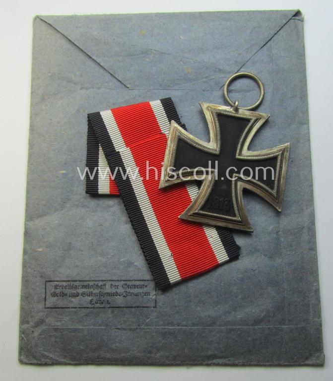 'Eisernes Kreuz 2. Kl.' being a maker- (ie. '25'-) marked example that comes stored in its period 'Zellstoff'-based pouch by the: 'AG der Graveur-, Gold- und Silberschmiede-Innungen'